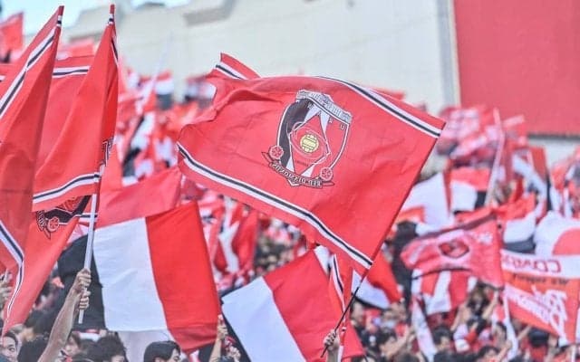 「かっこいい着こなし」元NGT48荻野由佳が「浦和レッズ愛あふれる後ろ姿」でファンを魅了！ タオルマフラーの組み合わせに「由佳ちゃんカッコいい」「闘志が見える」と絶賛の声