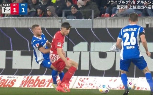 「これは痛すぎる」 「柔道かよ」 ボールじゃなくて足を狙った？ 即イエローカード！背後から相手の軸足を“高速足払い”で刈り取った問題シーン