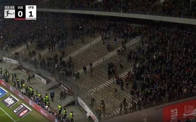 緊急事態！過去にも暴動… 熱狂的なサポーターが衝突して警察が出動、放水車も用意　5万8000人収容に改修後初のスタジアム試合に不自然な光景が生まれてしまう