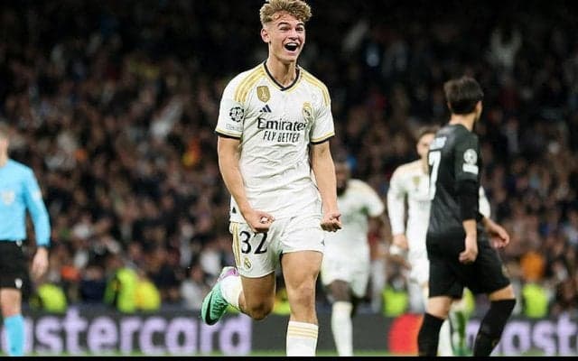 新星ニコ・パスの初弾が決勝点！　5連勝マドリーが首位通過決定でナポリ突破は最終節に持ち越し【CL】