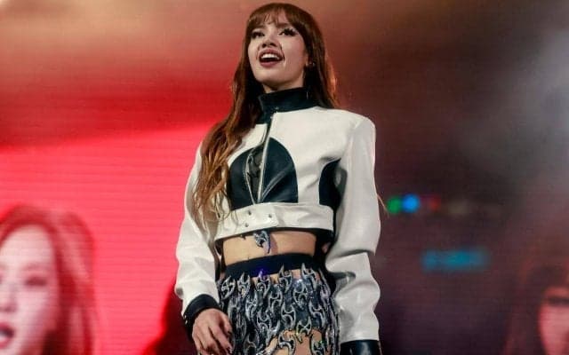 「可愛すぎる」「天使だ」BLACKPINKのリサさんがPSGの試合を生観戦！スタジアムでの観戦姿にファン騒然「世界で一番美しい」