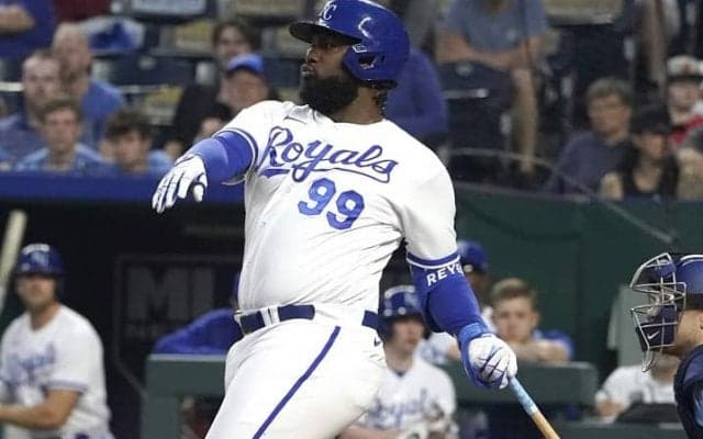 NPB挑戦が囁かれる巨漢砲がドミニカWLで絶好調！ 海外記者が期待も「日本で適切な指導を受ければ、最高のスラッガーに」