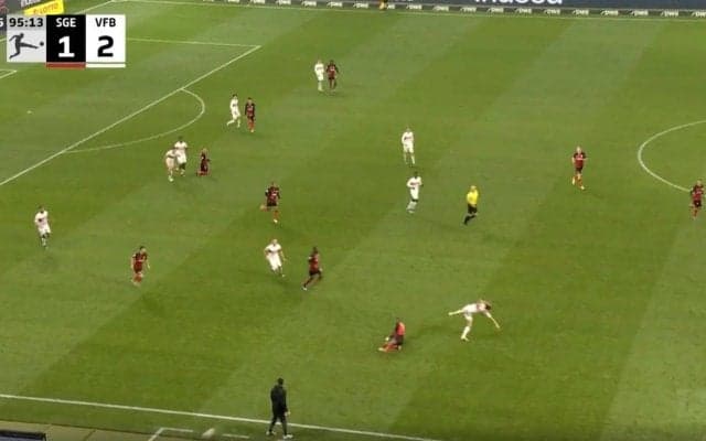 「人が飛んだ！」「迫力ありすぎ」 爆速スピードで相手を吹き飛ばす殺人級“ロケットスライディング”が炸裂した瞬間 カウンターを阻止した完璧すぎる一撃