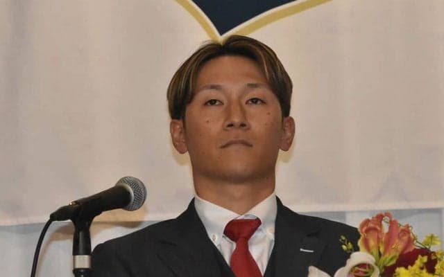 オリ移籍の西川が入団会見　背番号7は「ちょっと重たい」…赤いネクタイで登場