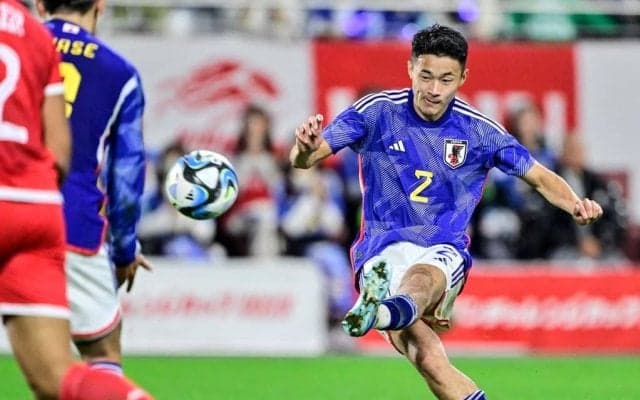 サムライブルー「唯一の課題」を解決した右サイドバック【2023年日本代表「急成長の鍵」は菅原由勢】(1)