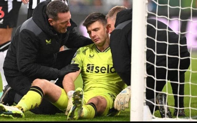 ニューカッスルの台所事情がさらに厳しく？　正GKポープが左肩痛めてピッチを後に