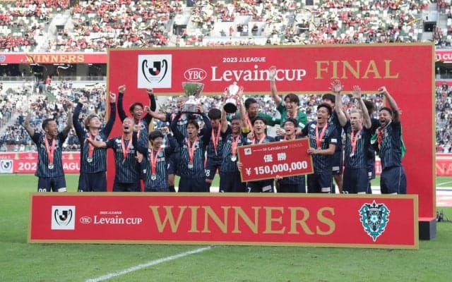 「レアすぎる」「まさかの位置」福岡の新ユニフォームは待望の星付きも、その位置が話題に…クラブは理由を説明も、落胆の声が多数「全てが台無しに…」