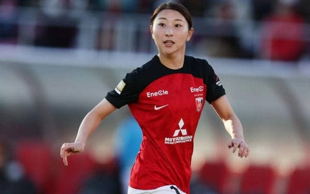 「めちゃんこ可愛い」「1枚目にやられた」浦和の塩越柚歩がカチューシャ付けクリスマス仕様のディズニーを満喫する姿にファン歓喜！「モデルさんがcute過ぎ」