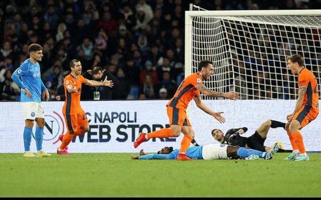 バレッラ1G1Aにチャルハノールのミドル弾、インテルが敵地でナポリに快勝し首位キープ【セリエA】