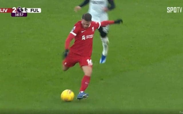「なんて素晴らしいゴール！」「アメイジング」アルゼンチン代表の移籍後初ゴールにファン総立ち！GKの手も届かない“神コース”に突き刺さった美しすぎるスーパーゴラッソ