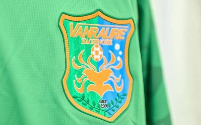 「来年のもスタイリッシュでカッコいい！」J3八戸の来季「民芸品」ユニフォームに賛辞が広がる！「見た目の雰囲気がガラリと変わったなー」「カッコよすぎないですか」などの声