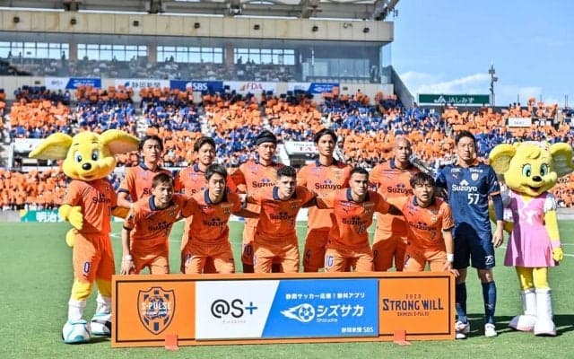 「最高にカッコいいでしょコレ」清水のJ初のGK用胸ロゴ“STAR”ユニフォームが「美しい」と反響！「タイトルどころか昇格すら逃してしまったのに胸に星が付いた」の声
