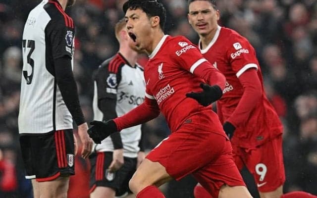 「一瞬でアンフィールドを沸かせた」遠藤航の初ゴールに地元メディアも歓喜！「誰も予想しなかったヒーローだ」