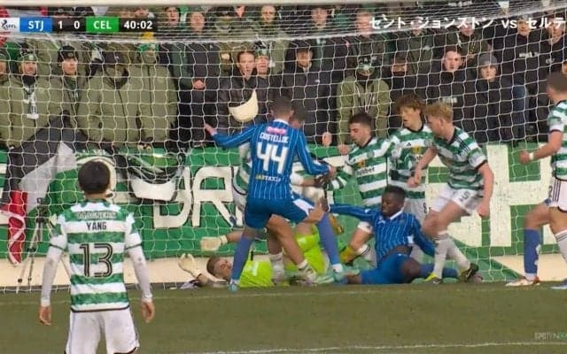 何が起きた…？絶対的王者がまさかの先制を許したドタバタ過ぎる珍場面 「見なかったことにしたい」空振り、クリアミスにハンド疑惑…ラグビー並みのもみくちゃ失点劇に日本代表も呆然の瞬間