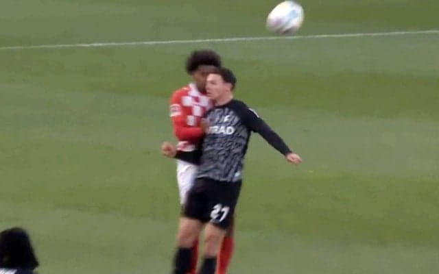 「これは痛い」エアバトルで頭同士が激突→流血ノックアウトの瞬間…「危ない」「大丈夫か」など心配広がって堂安同僚MFはホッチキスで傷を塞ぐ