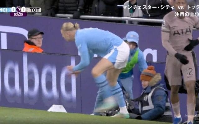 みんな逃げて！衝突したら大惨事… 怪物・ハーランドがカメラマン席に突撃した衝撃の瞬間　スライディングタックルの勢いそのまま飛んできた危険シーン