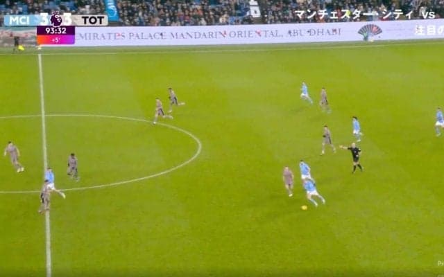 新たな誤審か？ 謎の判定に批判殺到「理解できない」 なぜ、あそこでプレーを止めたのか… 怪物・ハーランドもベップもブチギレた物議を醸す問題シーン