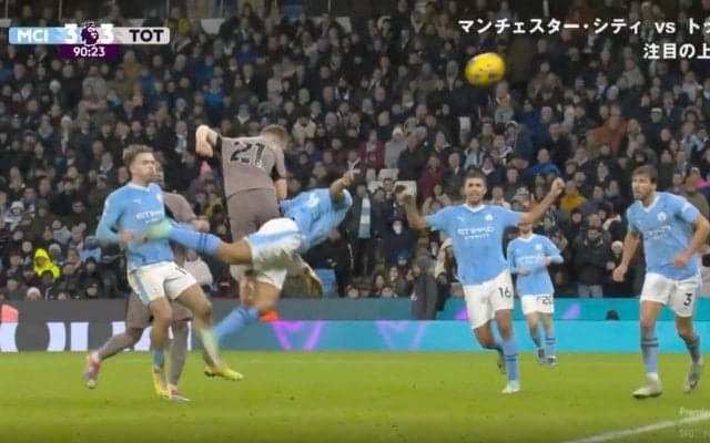 「何この神試合」「マジかあああ！」スタジアムが大絶叫！ DFを空中一回転で吹き飛ばした“衝撃ヘッド弾”が炸裂した瞬間　王者・シティを絶望の底に突き落とした終了間際の一撃