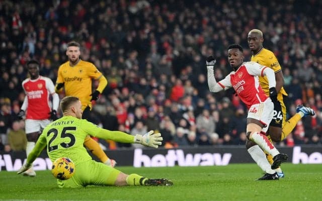 嘘でしょ…？アーセナルFWが圧巻スルーパスから完璧フィニッシュで「これは決まった」→「まさかの結末」で落胆した決定的瞬間、同僚も思わず頭を抱えて…