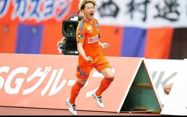 「七五三ぽい」「どこぞのお坊ちゃま」ベストヤングプレーヤー賞受賞の新潟MF三戸舜介のドレスアップ姿が話題「めちゃくちゃ可愛い」