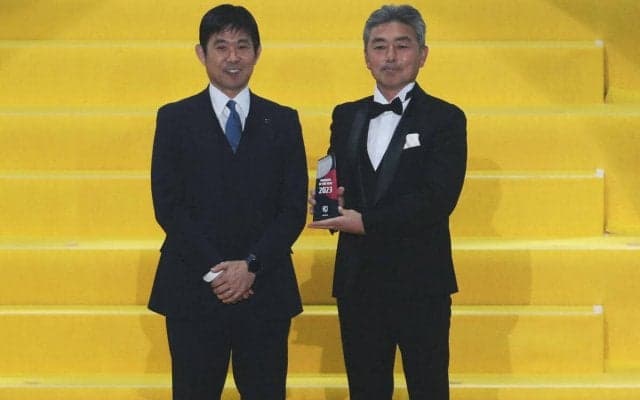 福岡に星をつけ、優秀監督賞の勲章！　長谷部茂利監督が選手の成長を誇る　「その日だけでなく常に…」