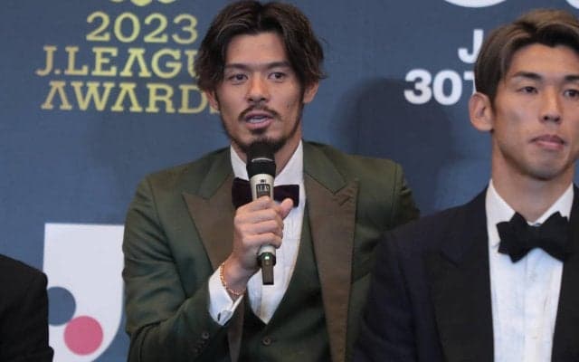 「僕は一番地味で評価しづらいプレースタイル」　山口蛍が神戸では初のベストイレブンに！　「ひとりでは取れなかった賞」【Jリーグアウォーズ】