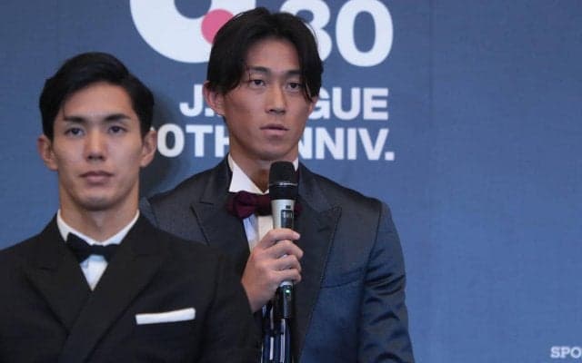 「ますます頑張らないと」日本代表に定着しつつある毎熊晟矢がベストイレブン受賞に喜び、課題は「守備のところ」【Jリーグアウォーズ】