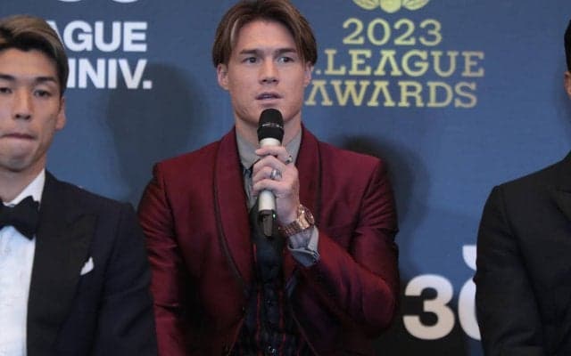 「周りからの目も変わってくる」チームを牽引し初優勝に貢献した酒井高徳、初のベストイレブン受賞を喜ぶ「あまり目立つポジションではないですが…」【Jリーグアウォーズ】