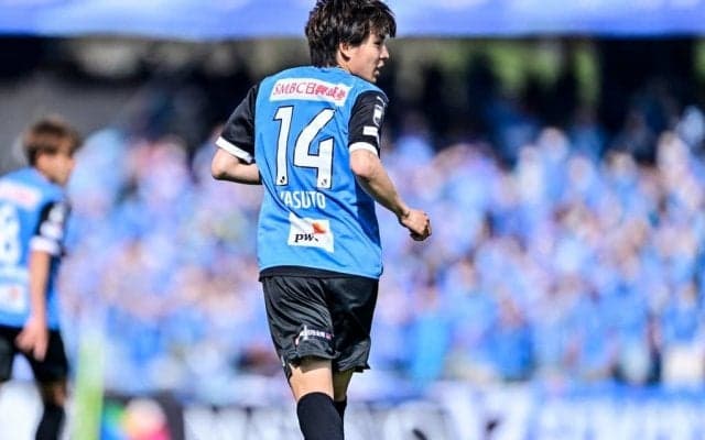 「もはやアイドル！かっこいい！」川崎・脇坂泰斗のJリーグ「ベスト11受賞衣装」が「白馬に乗って登場してほしい」と大絶賛！「王子様感満載 素敵すぎる」の声