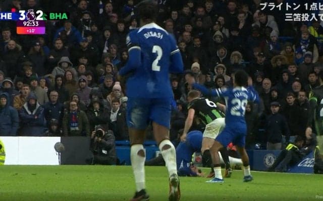 「大丈夫か？」命にかかわる超危険事故にスタジアム騒然　競り合い後、頭から首が曲がった状態で落下…流血しながらプレー続行する衝撃シーンに「本当にヤバい」ファンから心配の声