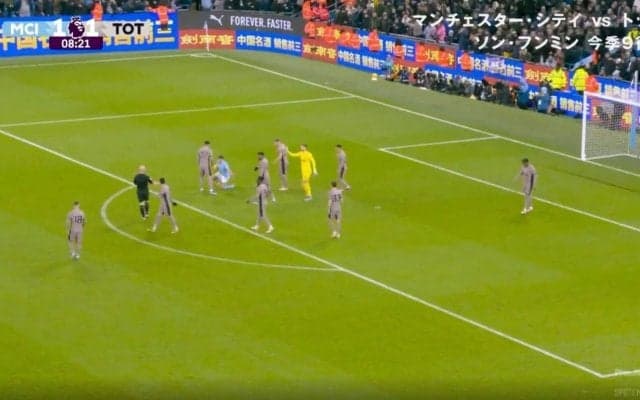 あわや乱闘寸前！「おい、早く渡せや！」「触んなコラ」 ボールを急いで奪う→投げ飛ばして返り討ち　試合開始早々に起きた一触即発の事態にスタジアムが凍りついた瞬間