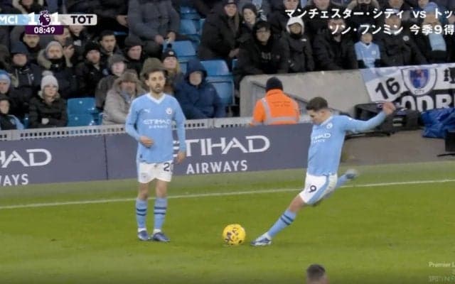 敵も味方もハメられた… どっちが蹴るか？ 絶妙すぎる“トリックセットプレー”→美しい弾道のクロスがオウンゴールを誘発した瞬間 ラインが乱れた一瞬を狙い撃ち