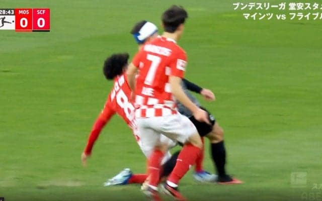 「レッドやろ」危険タックルに大ブーイング＆「やばすぎ」など批判殺到！頭同士の激突→握手で和解の直後ながら“激しすぎる足首刈り”で新たな因縁に？ 