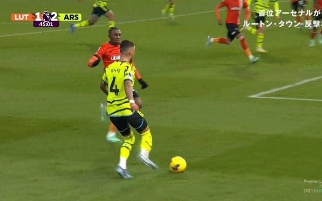 「代わりに出てくる選手が結果を…」冨安健洋の離脱中、ライバルが勝ち越しゴールをお膳立て！どんぴしゃクロスでアシストし存在感をみせつけた瞬間