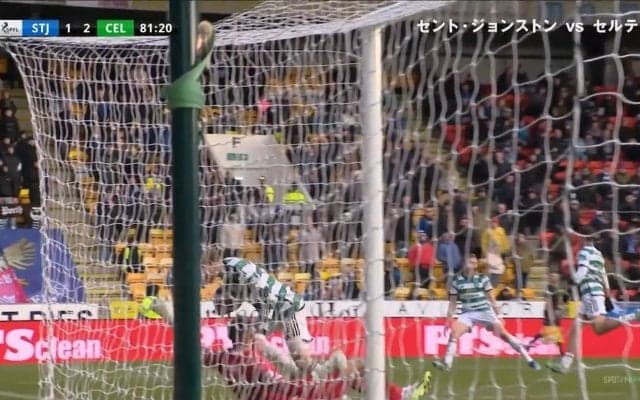 謝っても許さない！古橋亨梧がボールを抱えて強烈ショルダータックルをかまし相手GKがブチギレた瞬間！あわや喧嘩勃発のイエローカード事件にファン「無駄すぎる」「何やってんの」