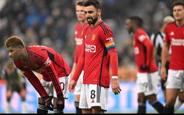 「責任を負うのはテン・ハグだが…」サットン氏はユナイテッド混迷の原因指摘「ロッカールームに蛇のような選手がいる」