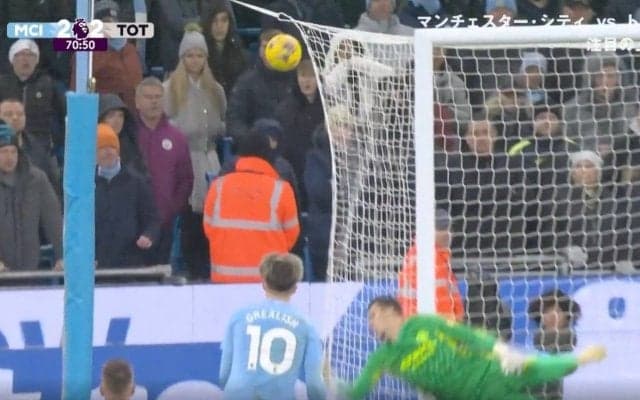 「当たったら死ぬだろ…」強烈な弾丸シュートが試合を見てない警備員に飛んでいく襲いかかる瞬間　一体、何が起きた？背中にガッツリ直撃する衝撃シーン