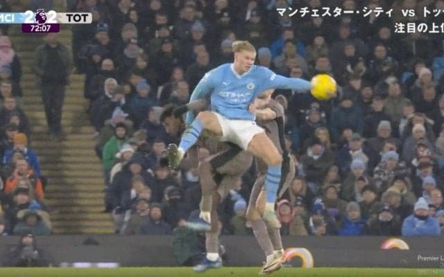 「大丈夫か？生きてるか？」「戦車すぎる」194 cmの怪物・ハーランドは空中戦もエグい！ 容赦ない肘打ちを顔面に食らわす→DF2人を吹っ飛ばした瞬間