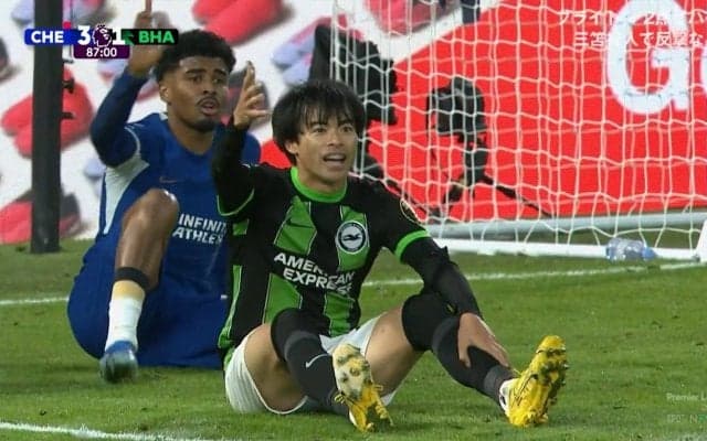 「気持ちはわかる」三笘薫、ゴール前で倒されPKを猛アピールもあわやイエローカードの“ダイブ疑惑”シーン「ちょっと先に倒れちゃった感ある」