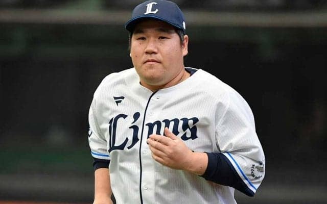 炭谷銀仁朗に「戦力外おめでとう」　中村剛也が西武入団会見で“サプライズ”歓迎