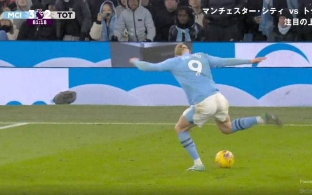 スタジアム騒然！「シュートを打たない！？」「よく折り返したな…」意表を突いた驚愕プレー “怪物”ハーランドがスーパーアシストを炸裂した瞬間