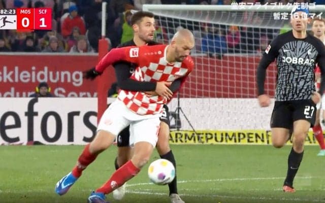 スタジアムから大ブーイング！「えっ？俺？」抱きつきホールドされたマインツFWのファウル判定に「逆でしょ」などの声、しかし実は肘が顔面に…