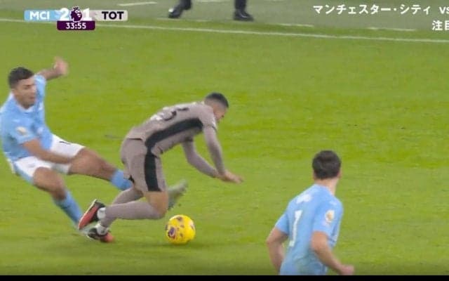 「退場だけはしないでくれ」「ボールに行ってないw」イエロー覚悟！背後から鬼タックル→相手を吹っ飛ばして大回転　シティの心臓・ロドリが無慈悲すぎる危険プレーを炸裂した瞬間