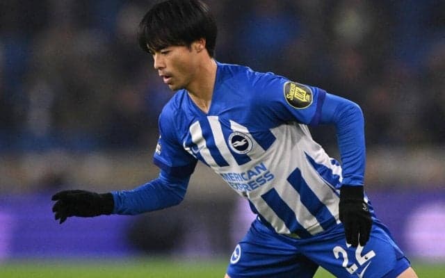 左サイドで抜群の連係！逆転勝利呼び込んだ三笘薫とグロスのハグショットにファンも喜び「最っ高のduo」