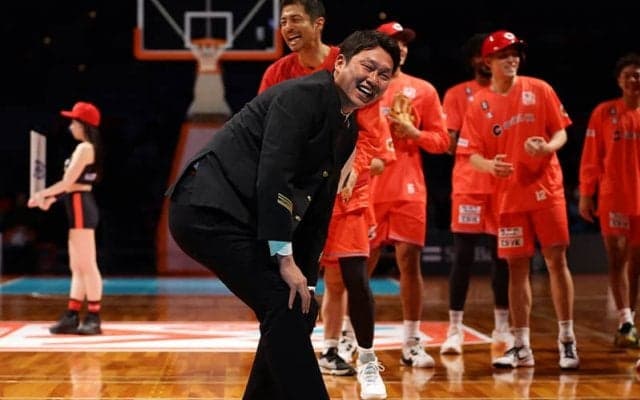 広島・新井監督がB1コラボ参戦し爆笑ズッコケ劇「励まし合う空気が広島のいいところ」