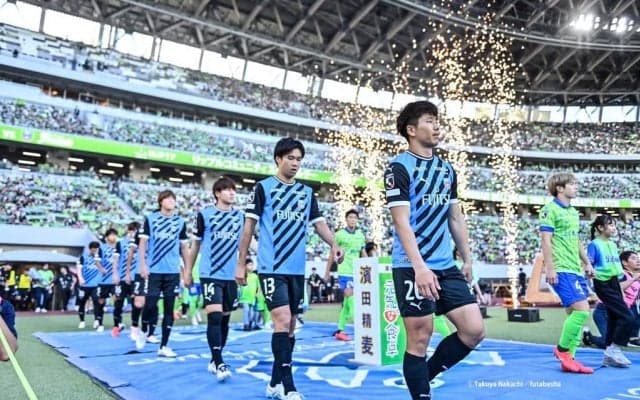 「めちゃ可愛い」「最高」人気芸人クロちゃんの美人彼女が川崎ユニフォームでの「銭湯ショット」公開！ 国立競技場帰りに寄った「推しサウナ」での1枚