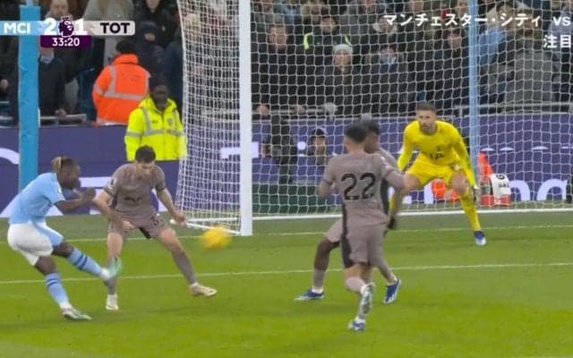 スタジアムに悲鳴！「こういうシーンはあまり見ない」「入ってない？」 試合の流れを変えた“超激レアショット” クロスバー直撃→跳ね返ったボールがポストに当たる“バー・ポストシュート”