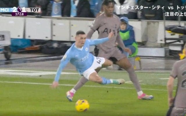 一瞬ヒヤリ！「危ねえ」「これは痛い…」危険すぎる“高速足払い”が炸裂 吹っ飛んで回転悶絶…天才フォーデンが体ごと刈り取られた危険シーン