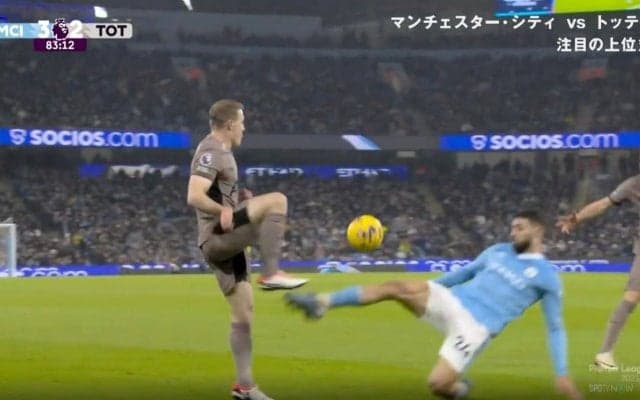 「レッドだろ！」「足ぶっ壊す気かよ」スタジアムに響く断末魔…“殺人タックル”が炸裂した瞬間　物議を醸す世界最高DFグヴァルディオルの超危険プレー