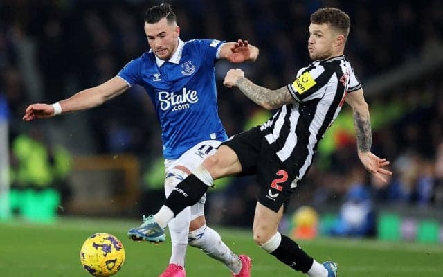 「回し者」「敵将を愛してる」悪夢の“トリプル・エラー”に現地ファンがブチ切れ！百戦錬磨のニューカッスルDFがまさかの３失点に絡む大失態…